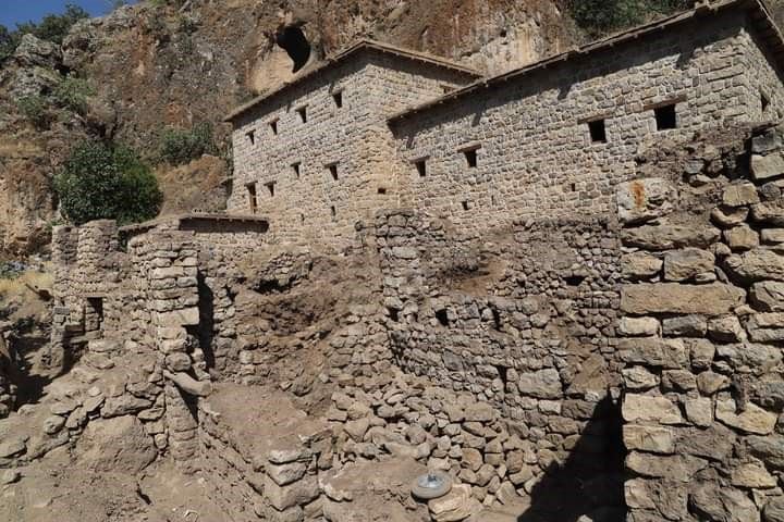 Çukurca’nın tarihi kale evleri restore ediliyor
