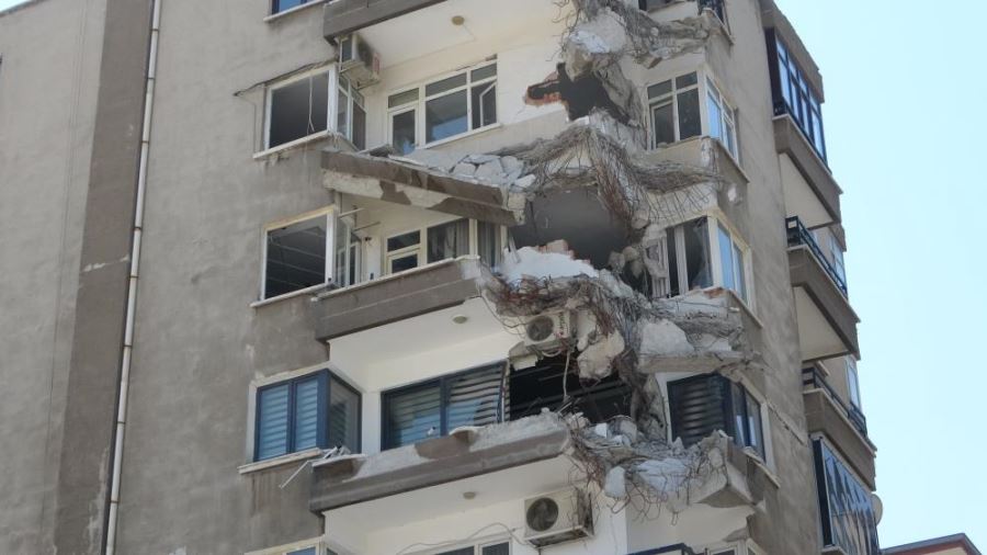  bir bölümü yıkılan bina tehlike saçıyor