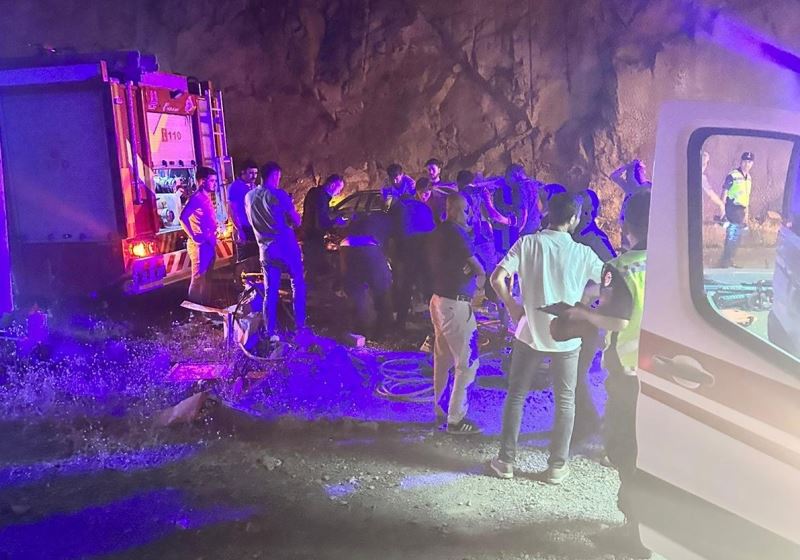 İspir’de iki otomobil tünel çıkışında çarpıştı