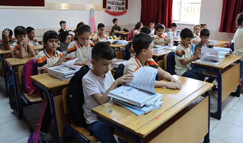 Depremden etkilenen illerdeki okullarda yeni eğitim öğretim yılı başladı