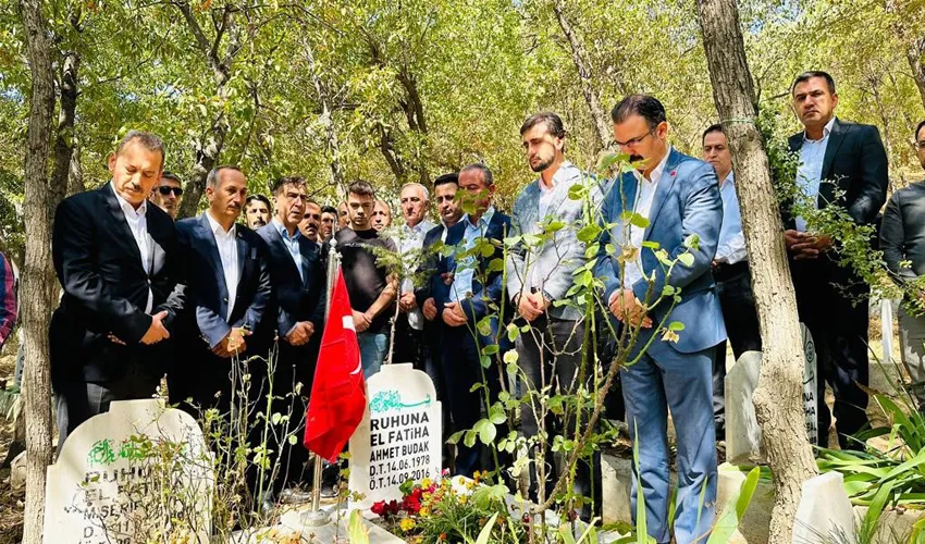 Şehit Ahmet Budak mezarı başında anıldı