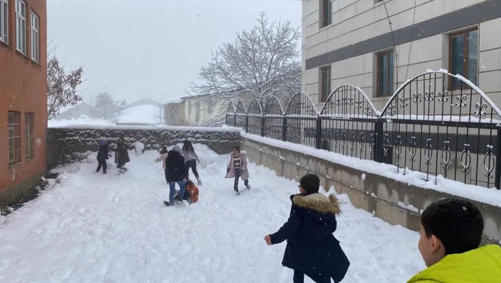 Karlıova’da kar vatandaşa çile