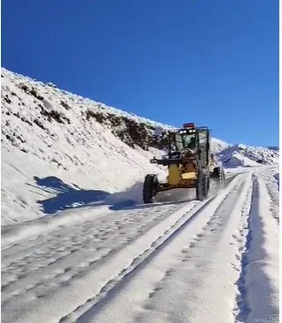 Kar 112 köy yolunu ulaşıma kapattı