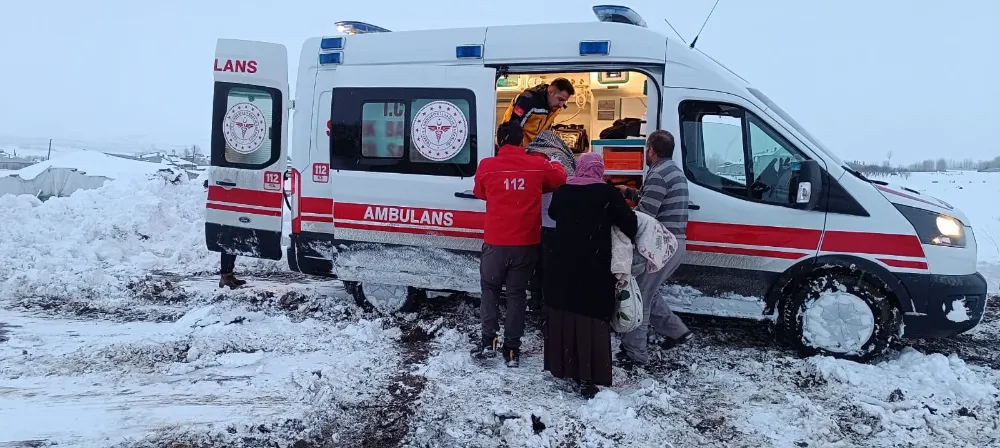 Kara saplanan ambulans kurtarıldı