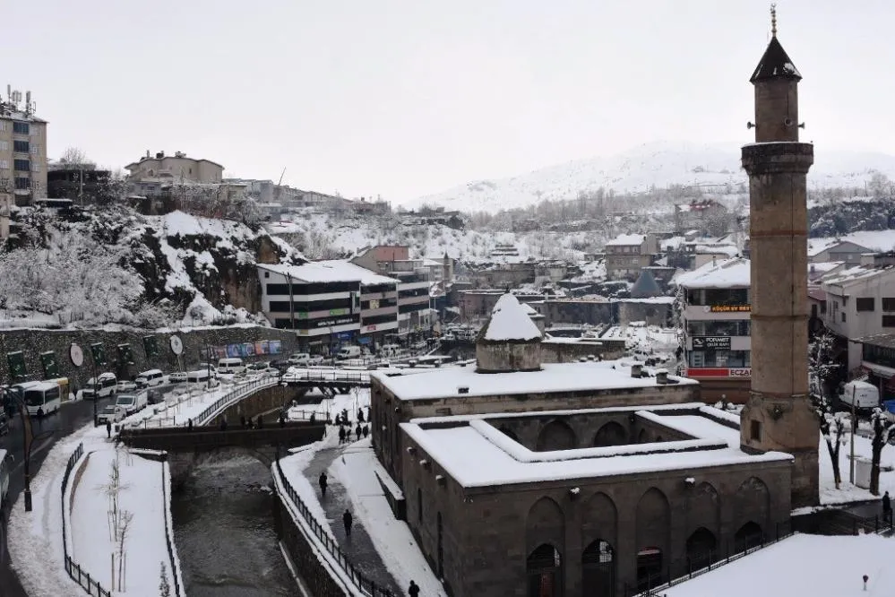 Bitlis’in karla bütünleşen tarihi güzelliği