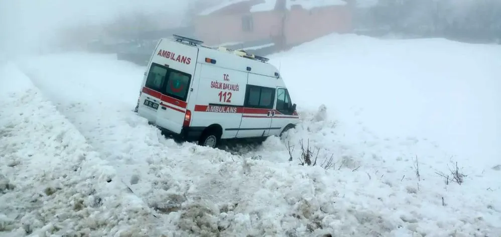 Ambulans buzlanma nedeniyle yoldan çıktı