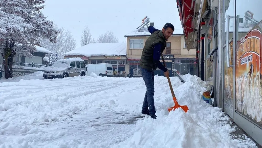 Karlıova’da kar çilesi devam ediyor