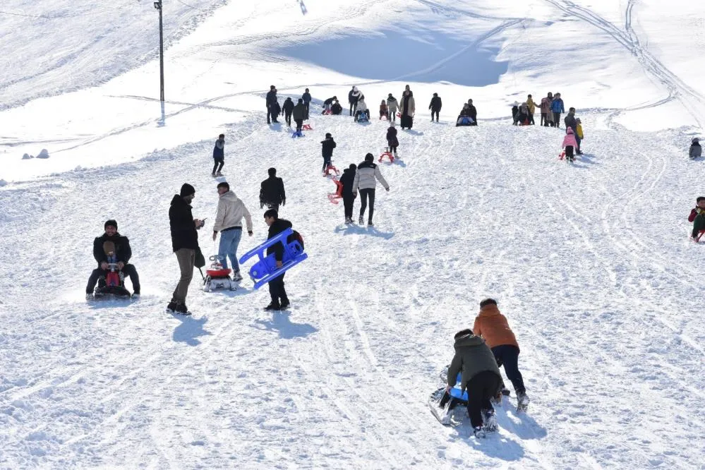 Bitlis’teki kayak tesisi yarıyıl tatilinde dolup taştı
