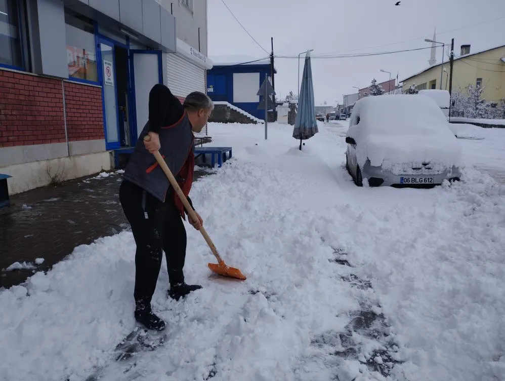 Varto’da kar yağışı hayatı olumsuz etkiledi