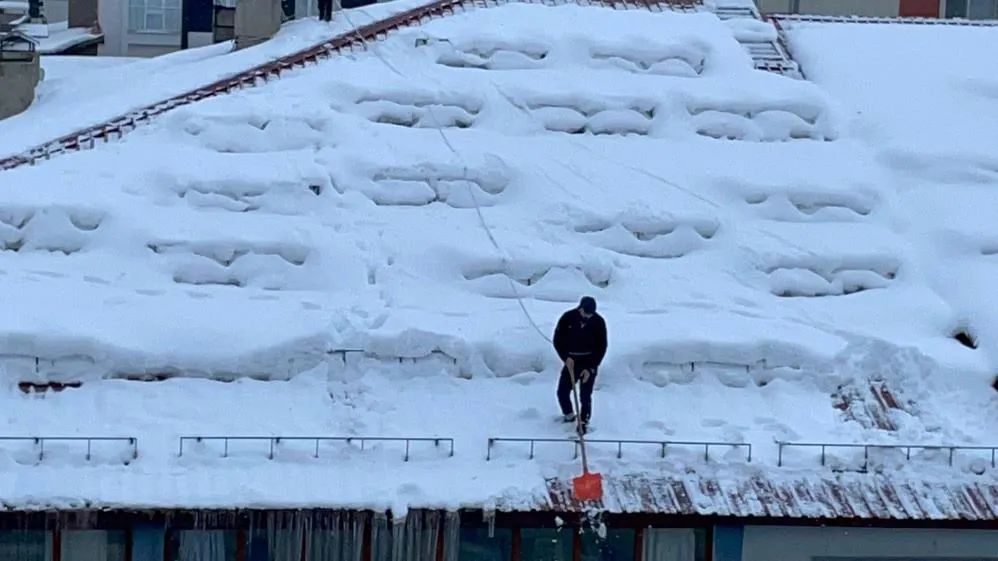 Bitlis’te yürekleri ağızlara getiren çatı temizliği