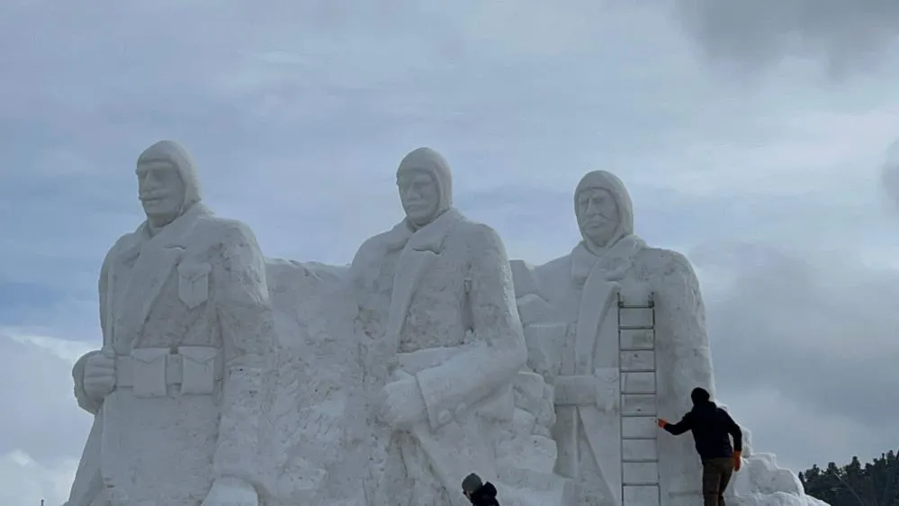 Şehit heykellerinin yapımı için 200 kamyon kar taşındı