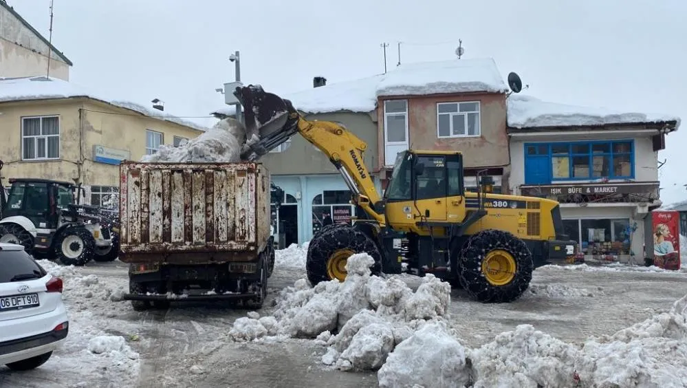Karlıova’da ilçe dışına bin kamyon kar taşındı