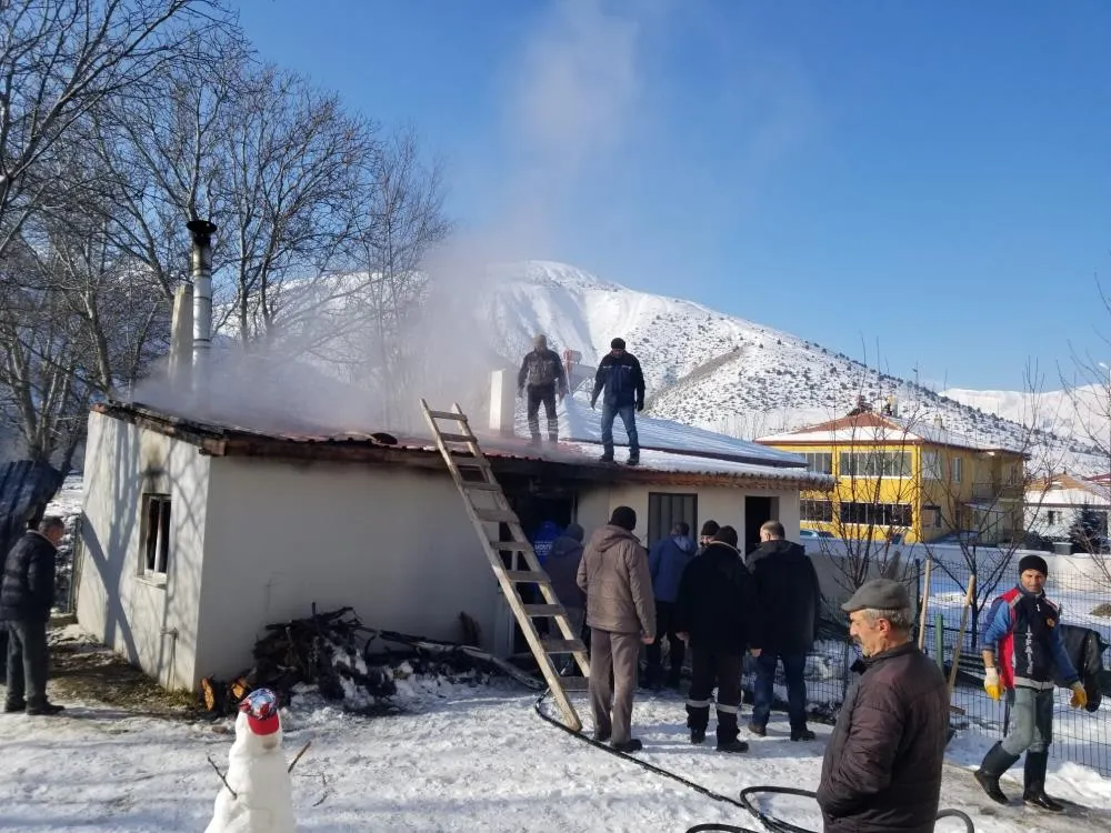 Müstakil evin çatı kısmı yandı