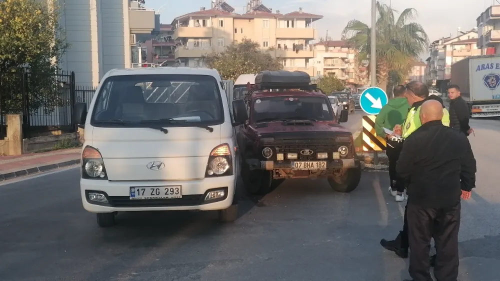 Antalya’da kamyonet ile otomobil çarpıştı