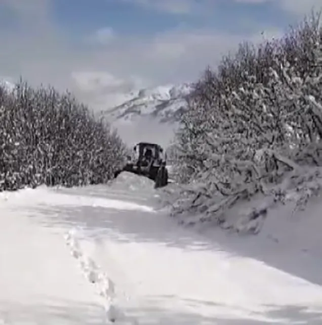 Kardan kapanan köy yolları ulaşıma açılıyor