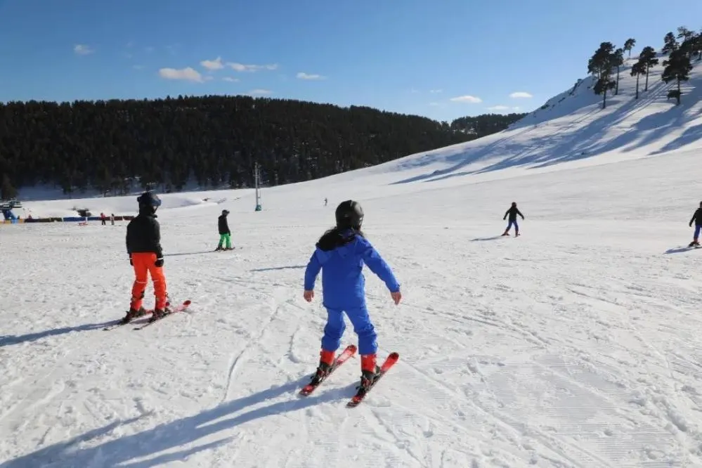 Karslı çocuklar kayak yapmayı öğrendi