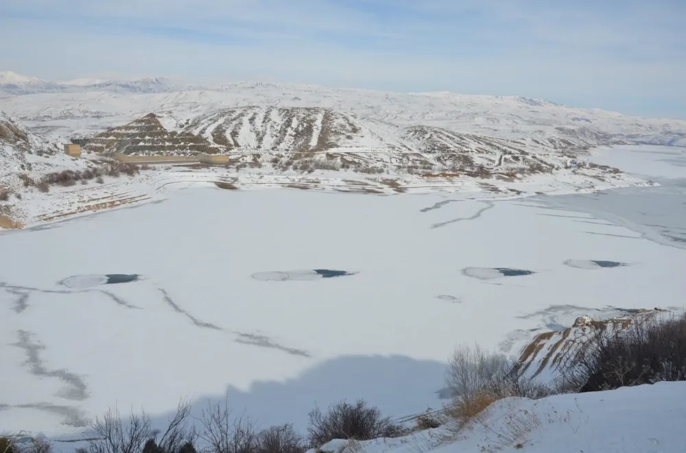 Tercan Baraj Gölü dondu