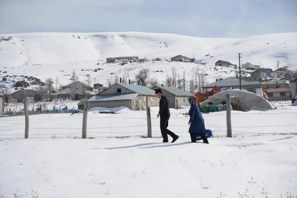 Karla kaplı köylere giderek hastaları tedavi ediyor