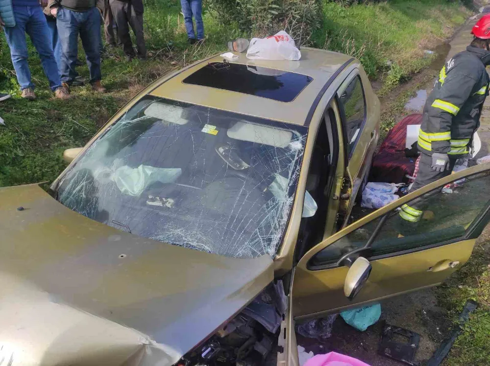 Manisa’da otomobil menfeze çarptı