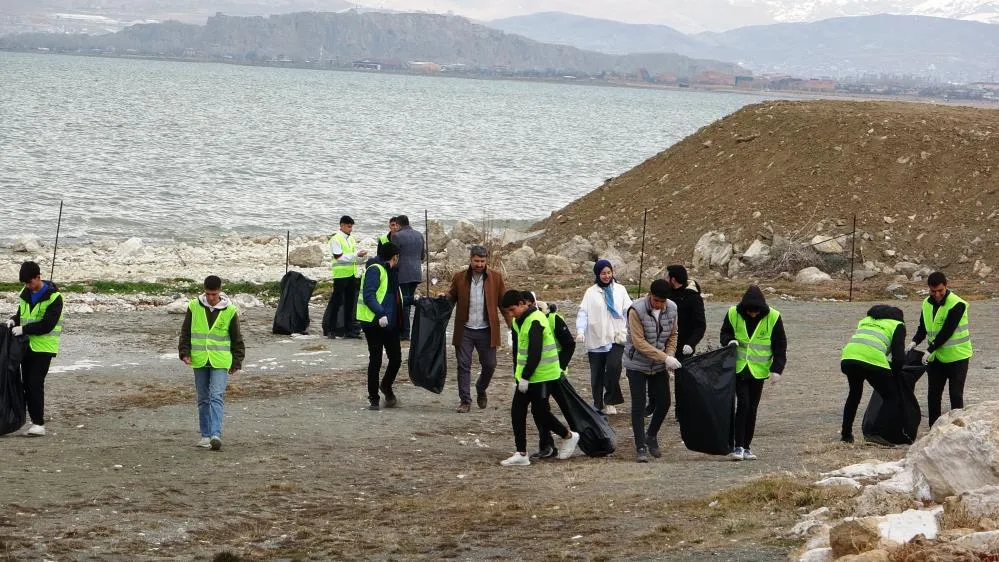 Öğrenciler Van Gölü sahilini temizledi