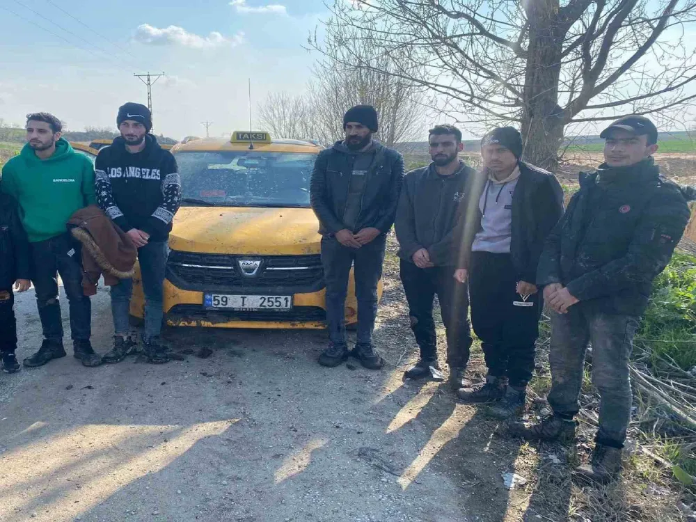 Edirne’de ticari taksiden 9 kaçak göçmen çıktı