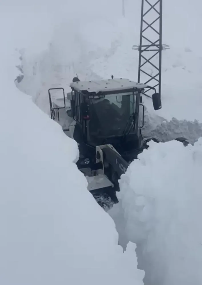 Yüksekova’da 4 metrelik kar tünelinde çalışma
