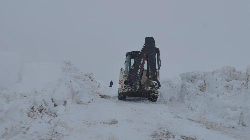 Baharda 4 metrelik karda yol açma çalışması