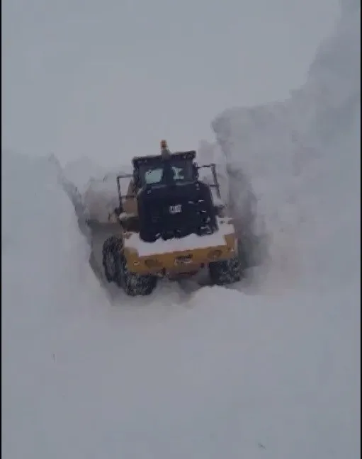 Karlıova’da zorlu karla mücadele