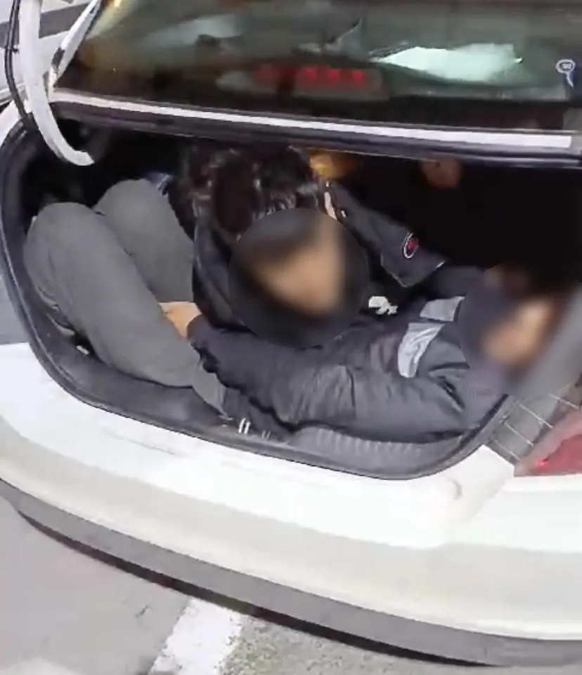 Aracın bagajından kaçak göçmen çıktı