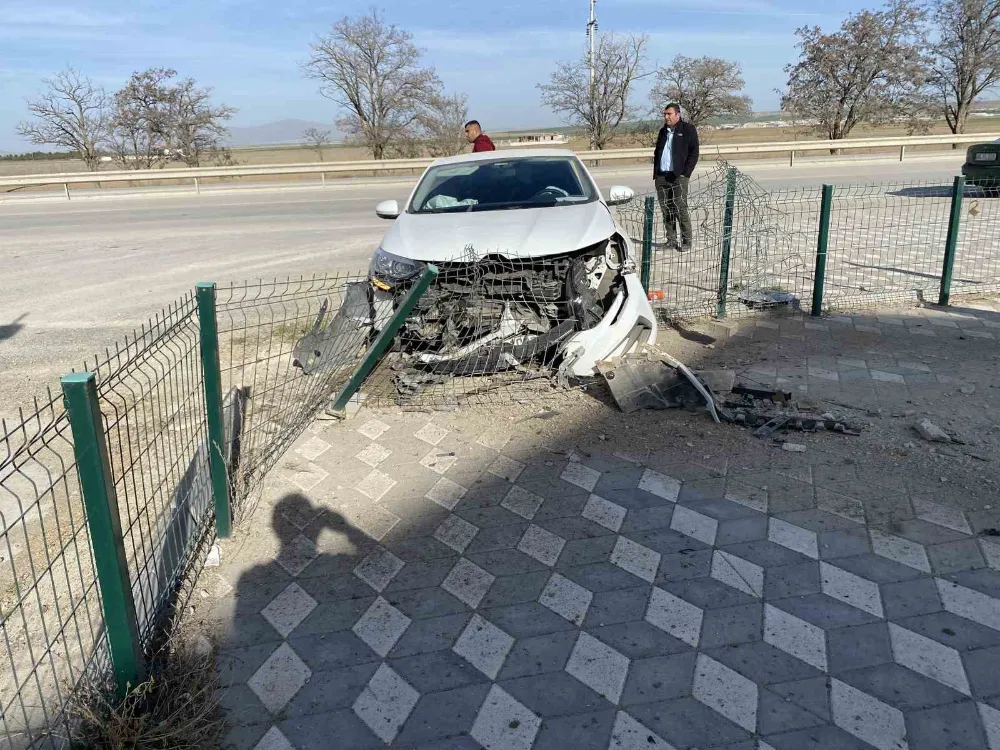 Konya’da otomobil demir çitlere çarptı