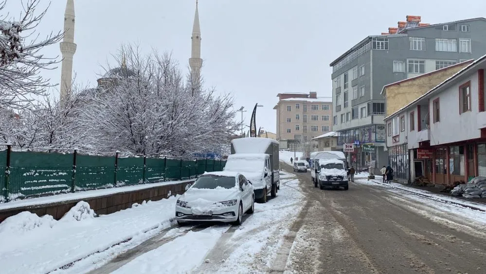 Karlıova’da kar yağışı etkisini sürdürüyor