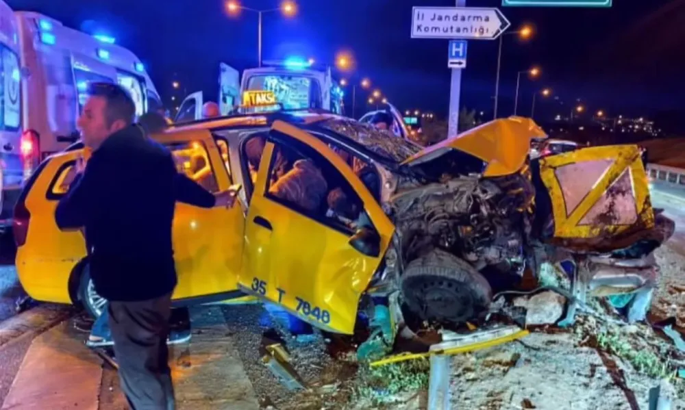 İzmir’de ticari taksi bariyerlere çarptı