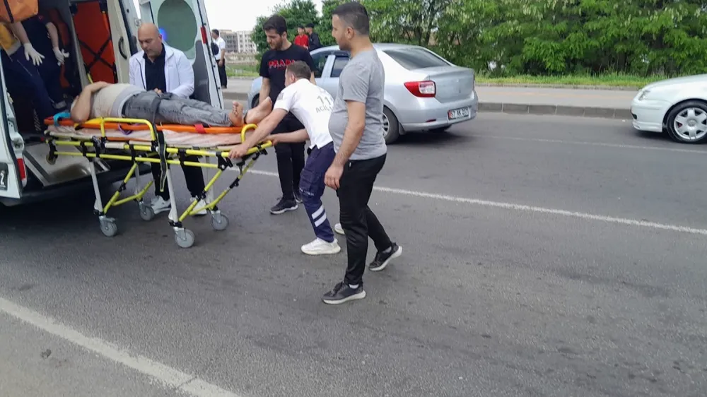 Diyarbakır’da iki otomobil çarpıştı