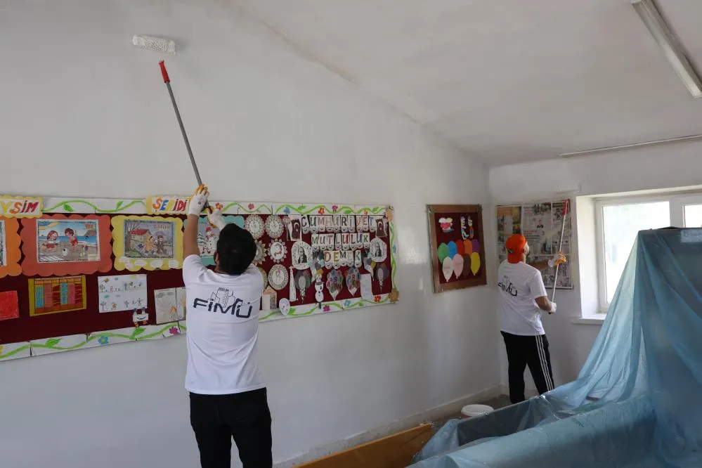 Öğrenciler köy okulunu onarıp boyadı