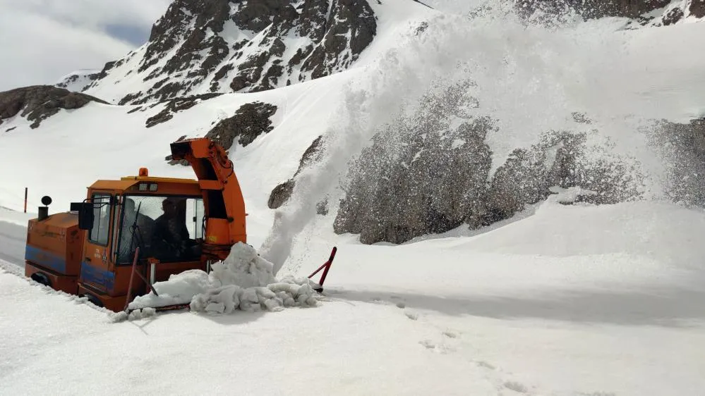 Ekipler 3 ila 5 metre karla mücadele ediyor