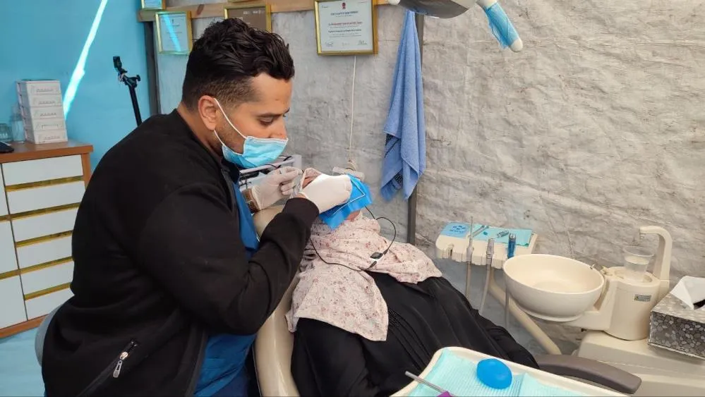 Diş hekimi hastaları çadırda tedavi ediyor