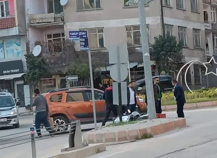 Elazığ’da otomobil motosiklete çarptı