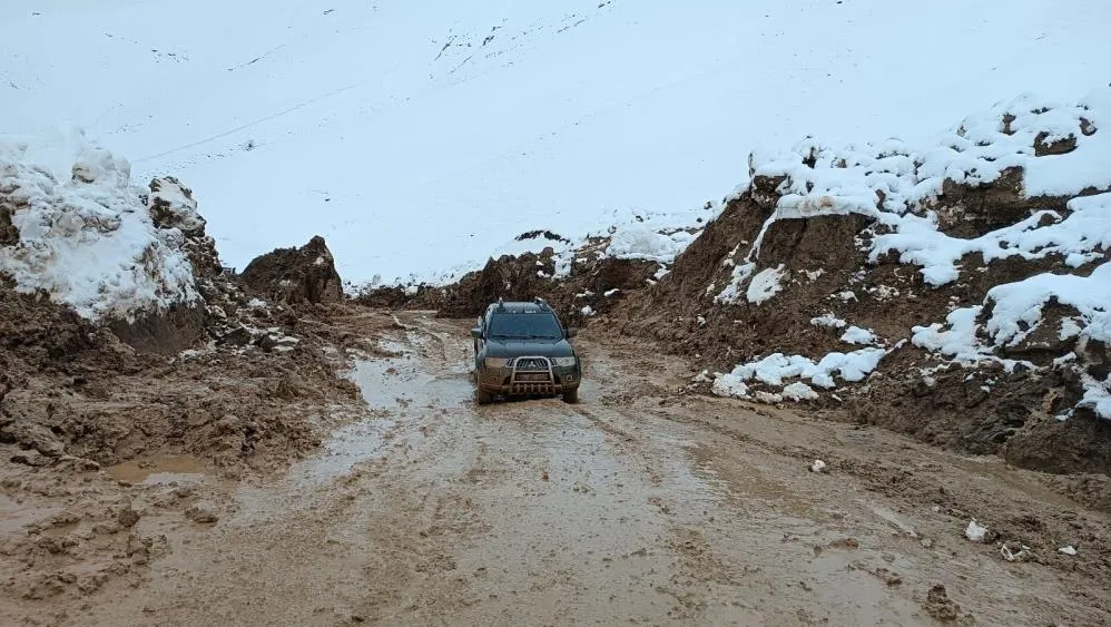 Kapanan köy yolu kontrollü olarak açıldı