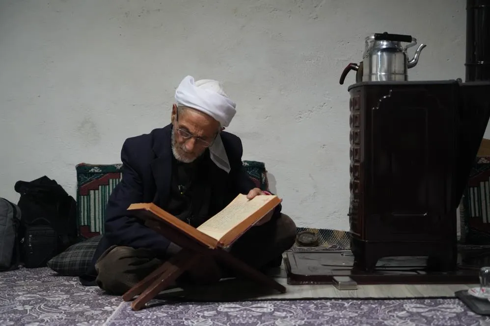 50 yıldır sadece çay ve gofretle yaşamını sürdürüyor