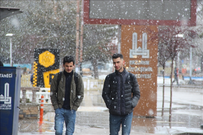 Erzurum´da kar yağışı etkili oluyor