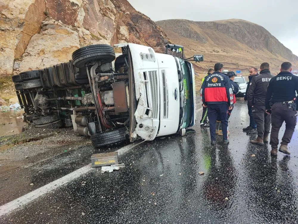 Gevaş’ta tır devrildi: 1 yaralı