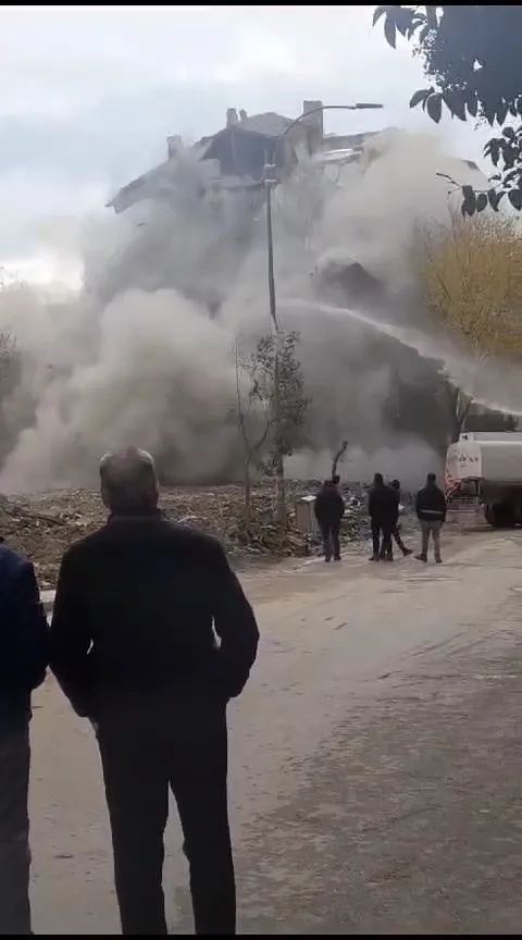 Elazığ’da ağır hasarlı bina tek dokunuşla yıkıldı