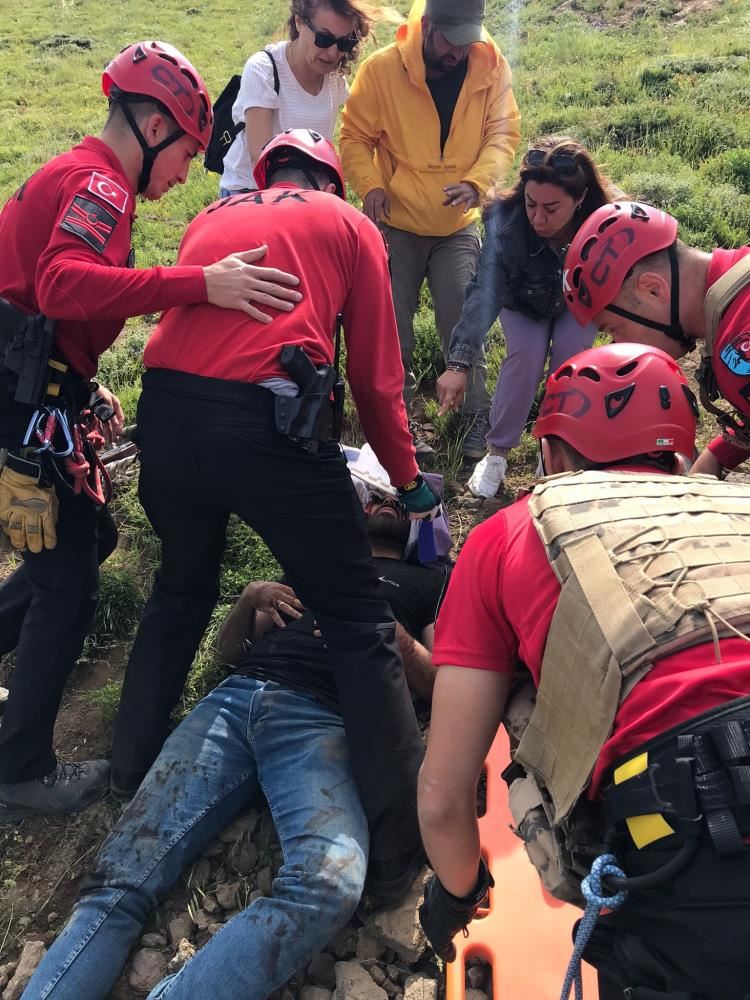 Yüksekten düşen şahıs, askeri helikopterle hastaneye kaldırıldı