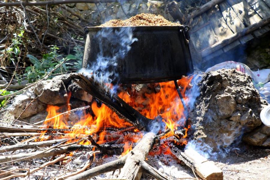 geleneksel yöntemlerle pekmez yapımı