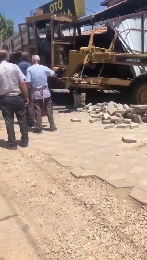 iş makinesi yıkama dükkanına girdi