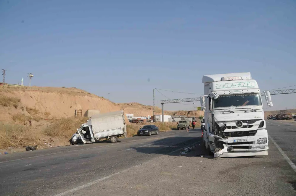 Şırnak’ta tır ile kamyonet çarpıştı