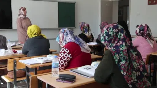 Çocuklarının okuduğu sıralarda şimdi kendileri ter döküyor