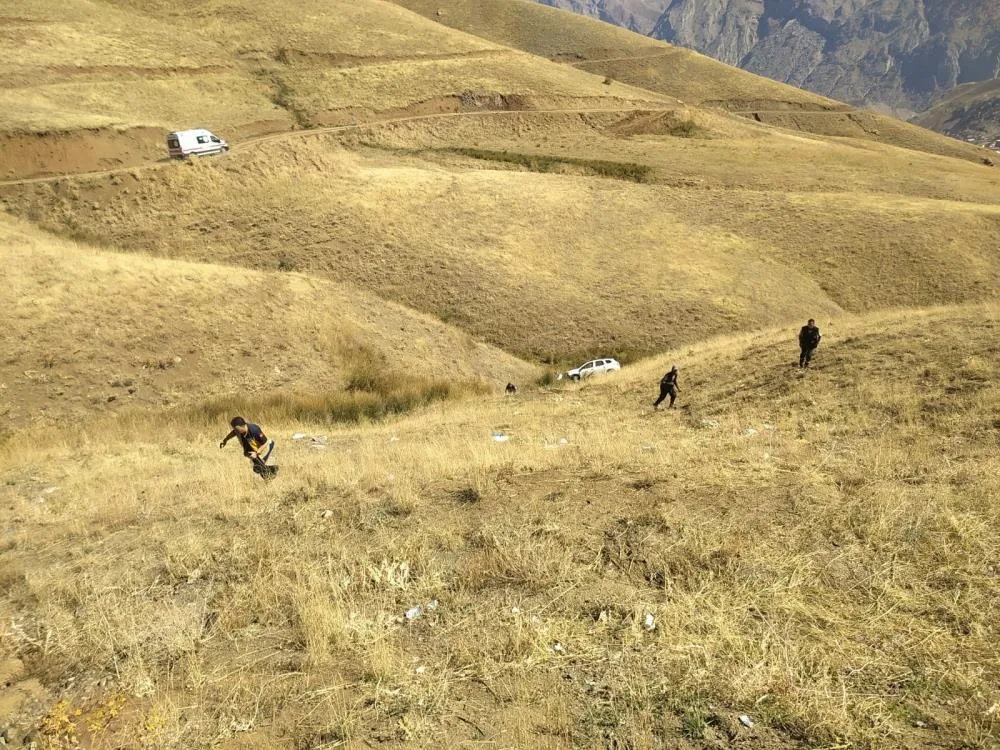 Hakkari’de araç şarampole yuvarlandı