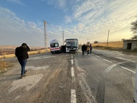 Elazığ’da otobüs ile kamyonet çarpıştı