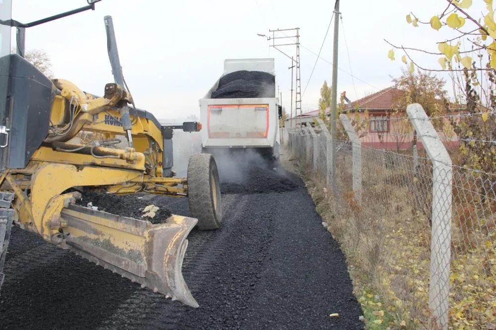 Köy yollarında asfalt çalışmaları sürüyor